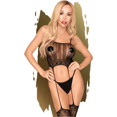 Frau in schwarzer Netz-Lingerie vor abstraktem Hintergrund.