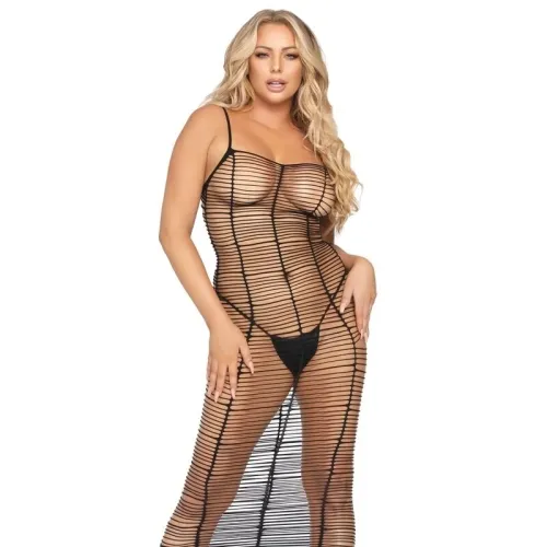 Frau in einem schwarzen, gestreiften Netzkleid mit Spaghettiträgern und schwarzer Unterwäsche.
