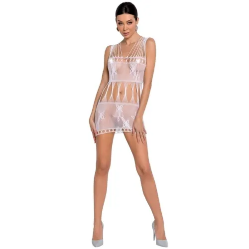 Frau in einem weißen, durchsichtigen Minikleid mit Mustern und hohen Absätzen.