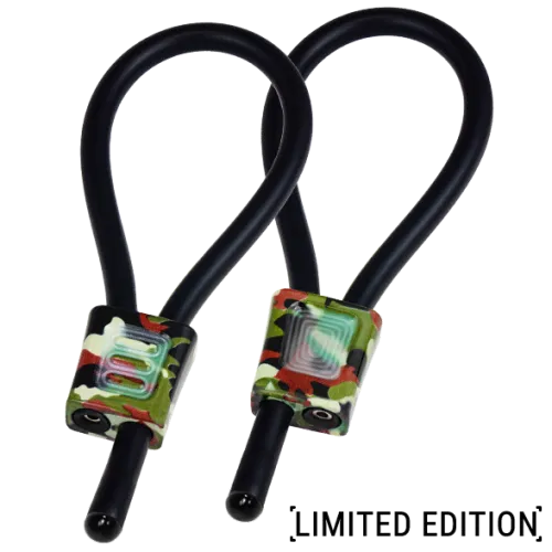 Zwei schwarze Kabel mit bunten Steckern in Tarnmuster, beschriftet mit "LIMITED EDITION".