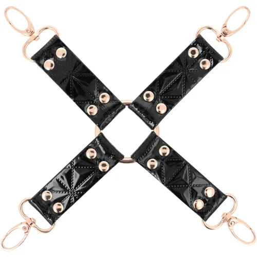 Schwarzes Lederkreuz mit goldenen Nieten und Ringen, vier Haken an den Enden.