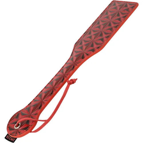 Rote Paddel mit geometrischem Muster und Schlaufe am Griff.