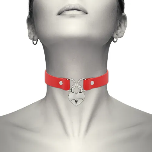 Person mit rotem Halsband und herzförmigem Schloss.