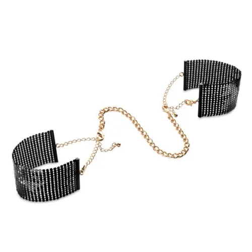 Schwarze Armbänder mit goldener Kette verbunden, auf weißem Hintergrund.