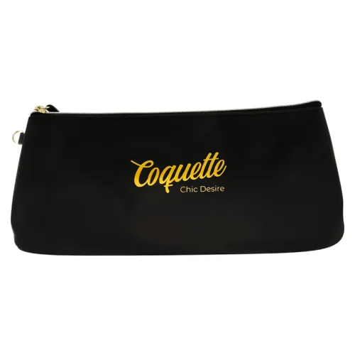 Schwarze Kosmetiktasche mit gelbem "Coquette Chic Desire"-Logo.