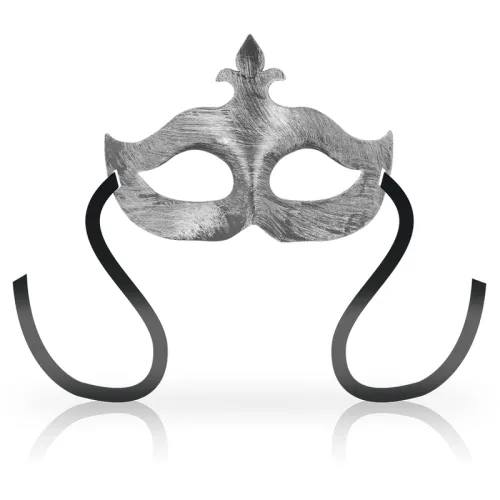 Silberne venezianische Maske mit schwarzen Bändern auf weißem Hintergrund.
