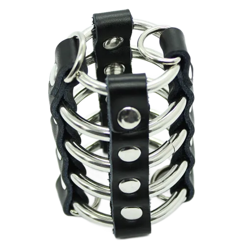 Schwarzes Lederarmband mit silbernen Metallringen und Nieten, in einem Gittermuster angeordnet.