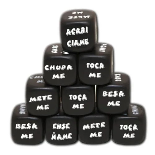 Schwarze Würfel mit spanischen Aufforderungen wie "Toca me" und "Besa me" in einer Pyramide gestapelt.