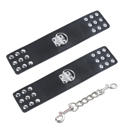 Handschellen Mit Nieten Und Karabiner – Ohmama
