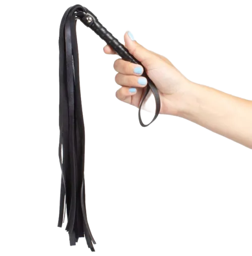 Hand hält eine schwarze Lederpeitsche mit mehreren Riemen.