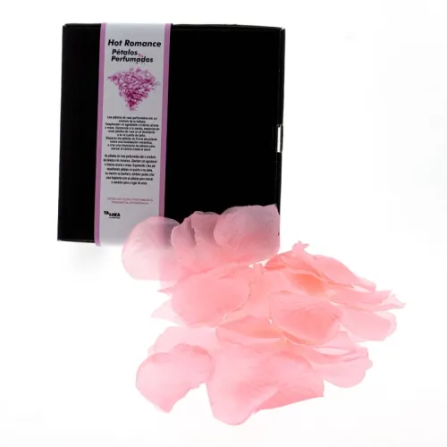 Black box with the inscription "Hot Romance" and pink flower petals in front of it.