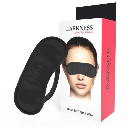 Schwarze Augenmaske neben Verpackung mit Bild einer Person, die die Maske trägt. Text: "Darkness Black Soft Blind Mask".