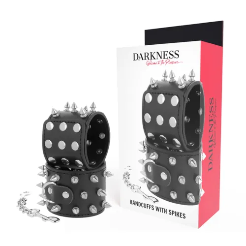Schwarze Handschellen mit Nieten und Spikes, neben einer Verpackung mit der Aufschrift "Darkness".