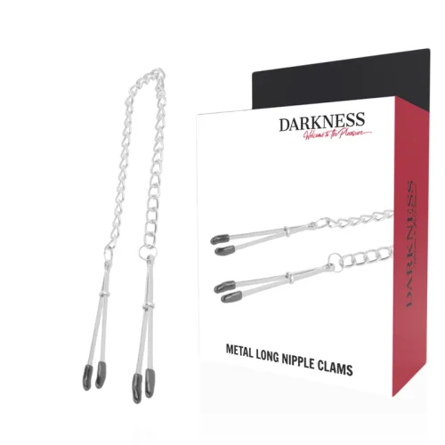 Verpackung und Metallnippelklemmen mit Kette, Marke "Darkness", auf weißem Hintergrund.