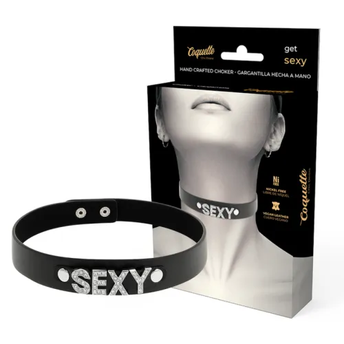 Schwarzes Halsband mit "SEXY" in Strass, Verpackung zeigt Modell mit dem Halsband.