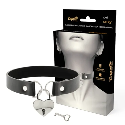 Schwarzes Halsband mit Herzschloss und Schlüssel, Verpackung zeigt Hals mit dem Halsband.
