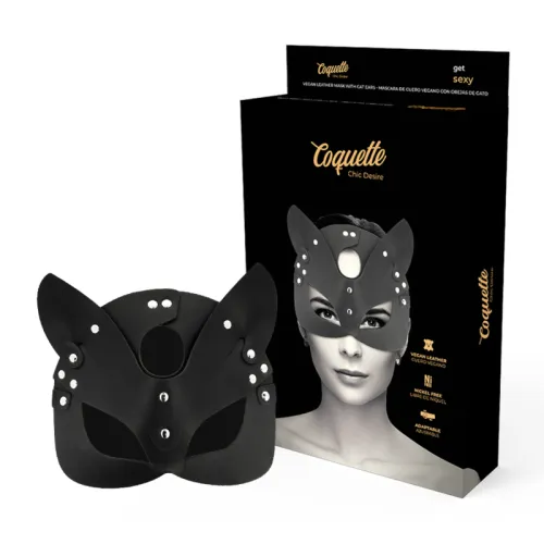 Schwarze Maske mit Katzenohren vor Verpackung mit Aufschrift "Coquette Chic Desire".