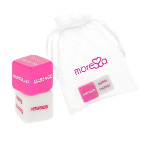 Two dice with French words, pink and white, next to a transparent bag with the "moresa" logo.