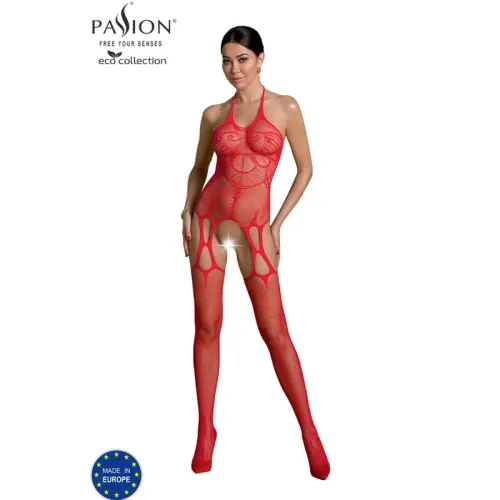 Frau in rotem Netz-Body mit Cut-Outs, stehend vor weißem Hintergrund. "Passion" und "Made in Europe" Logos sichtbar.