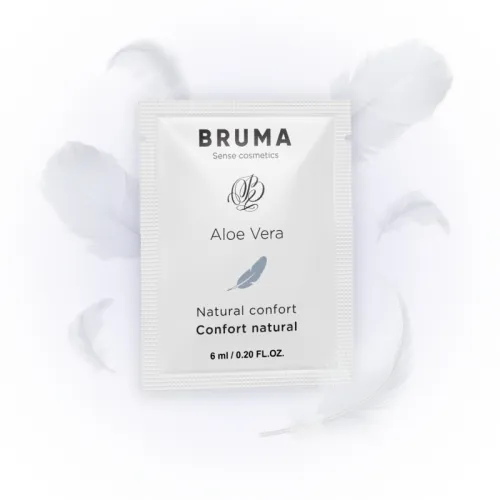 Kosmetik-Sachet mit Aloe Vera von Bruma, umgeben von weißen Federn, 6 ml.