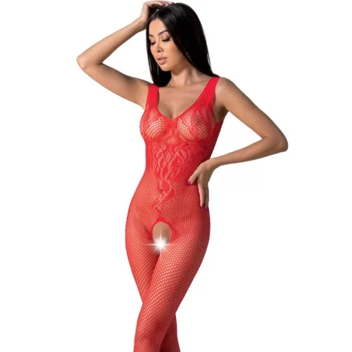 Frau in rotem Netz-Body mit Cut-Outs, posiert mit Hand im Haar.