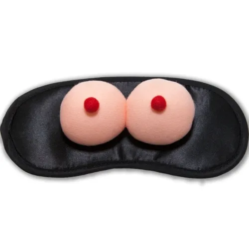 Schlafmaske mit zwei gepolsterten, brustähnlichen Formen auf schwarzem Stoff.