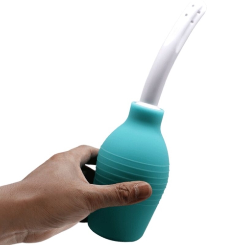 Blaue Analdusche | Mr Play in hand haltend