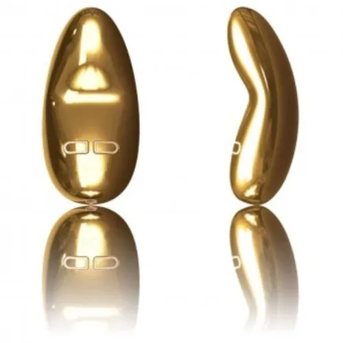 Zwei goldene, glänzende Objekte mit geschwungener Form und Tasten, auf weißem Hintergrund reflektiert.