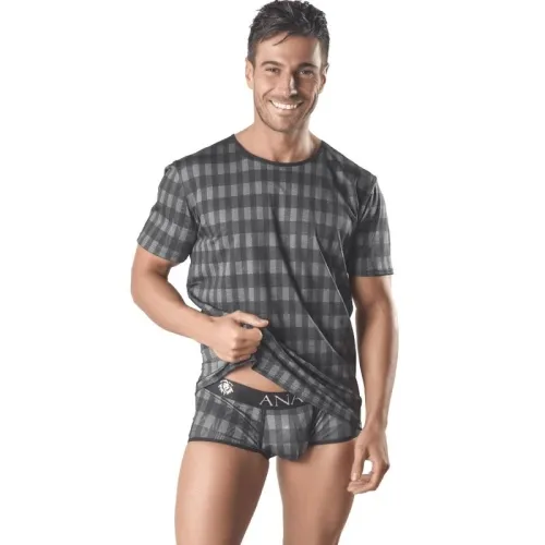 Mann in kariertem T-Shirt und Boxershorts, lächelnd, hebt das Shirt leicht an.