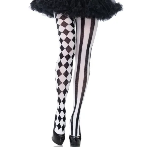 Schwarz-weiße Strumpfhose, ein Bein kariert, das andere gestreift, mit schwarzem Rock und schwarzen Schuhen.