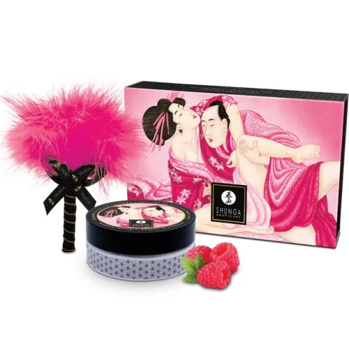 Shunga-Set mit pinkem Federkitzler, Dose und Verpackung mit erotischem Kunstwerk, daneben Himbeeren.