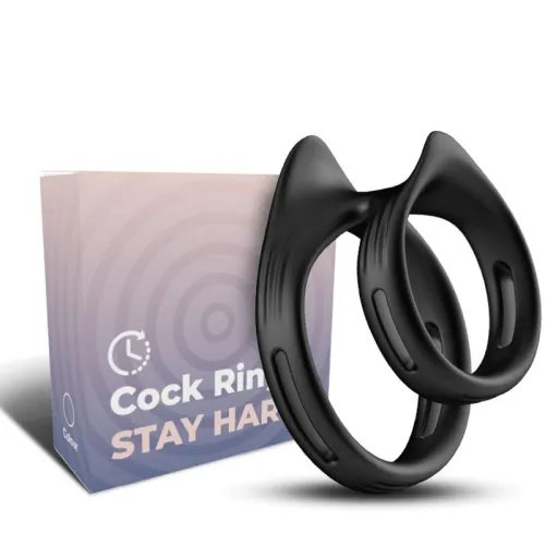 Zwei schwarze Penisringe vor einer Verpackung mit der Aufschrift "Cock Ring Stay Hard".