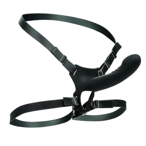 Schwarzes Strap-On-Harness mit verstellbaren Riemen und einem befestigten Dildo.