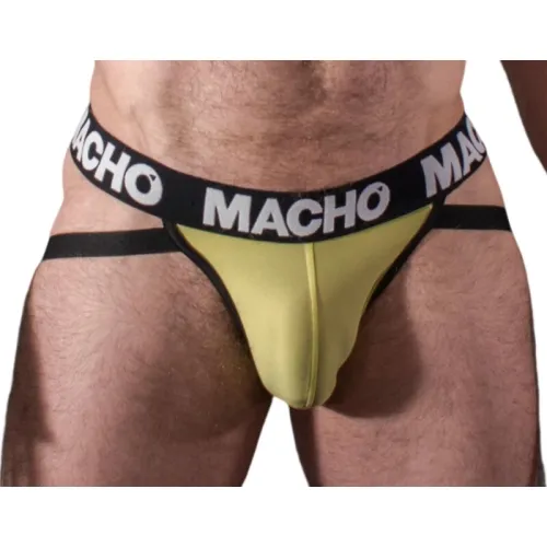 Mann trägt gelben Jockstrap mit schwarzem Bund, auf dem "MACHO" steht.