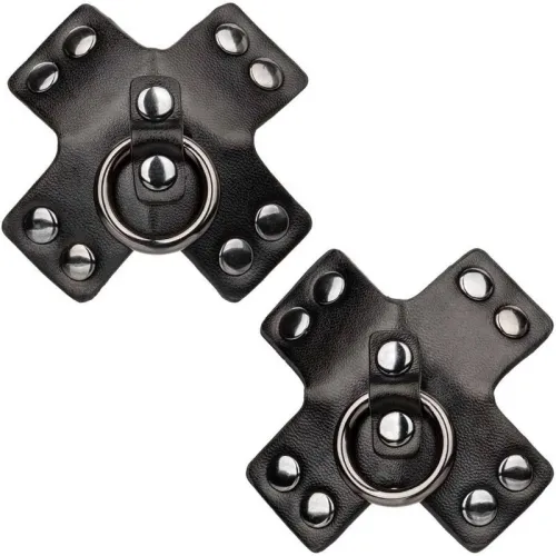 Zwei schwarze Lederkreuze mit silbernen Nieten und Ringen, auf weißem Hintergrund.