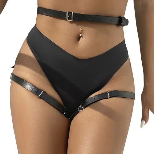 Person in schwarzem Bikini mit Lederriemen und Bauchnabelpiercing.