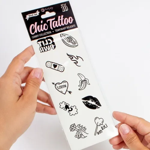 Hand hält ein Set temporärer Tattoos mit verschiedenen Designs wie Lippen, Herz und Banane.