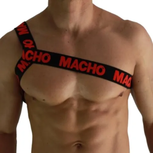 Oberkörper eines Mannes mit schwarzem Band mit rotem "Macho"-Schriftzug über der Brust.