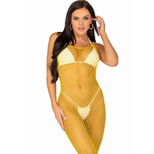 Frau in gelbem Netzkleid über weißem Bikini, mit langen Haaren und Ohrringen.