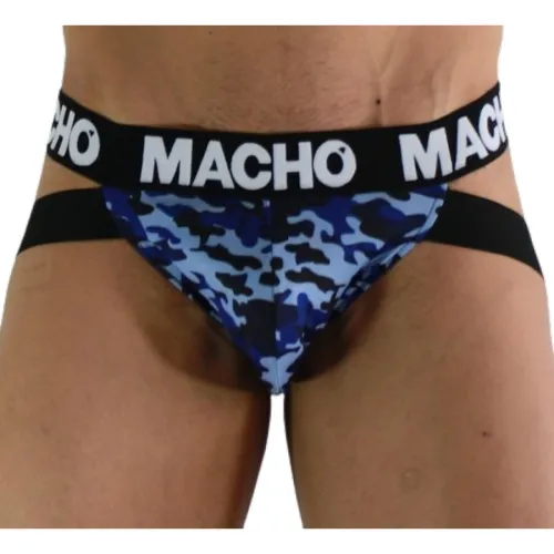 Mann trägt blaues Camouflage-Jockstrap mit schwarzem Bund, auf dem "MACHO" steht.