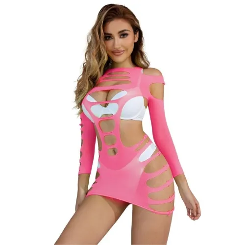 Frau in einem pinken, ausgeschnittenen Kleid mit weißen Akzenten, lächelt in die Kamera.