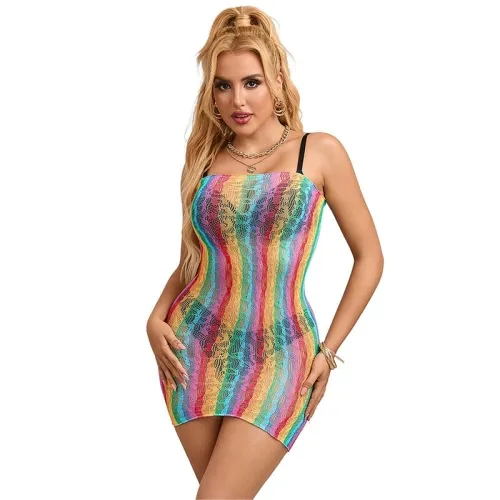 Frau in einem bunten, eng anliegenden Kleid mit Spitzenmuster und schwarzen Trägern.