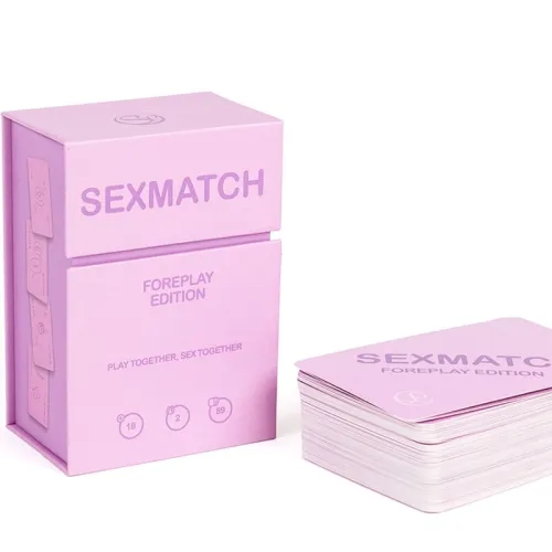 Lila Kartenspielbox mit der Aufschrift "Sexmatch Foreplay Edition" und einem Stapel Karten daneben.