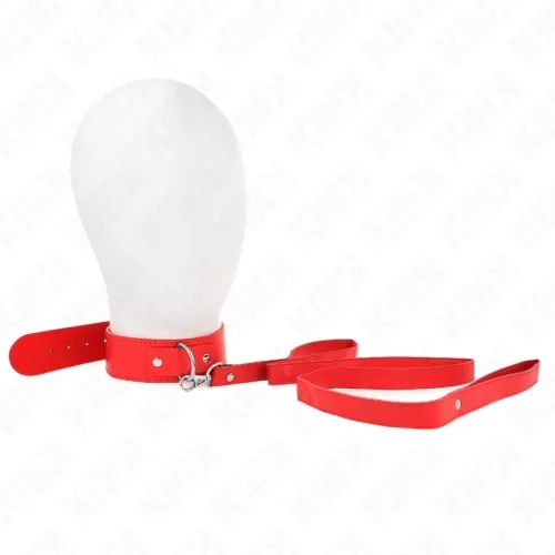 Roter Halsband mit Leine an einem weißen Mannequinkopf befestigt, vor weißem Hintergrund.