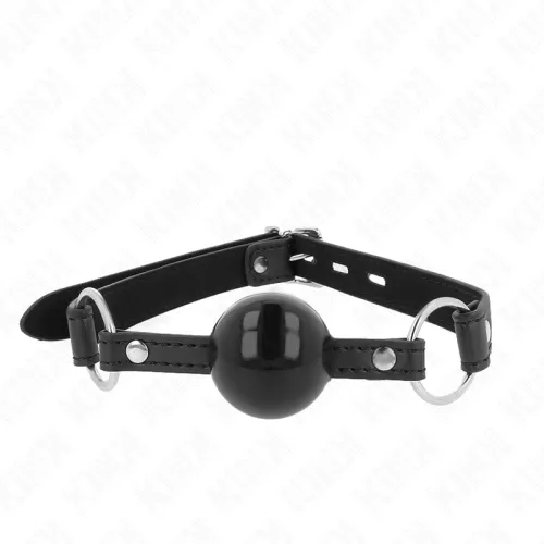 Schwarzer Ballknebel mit verstellbarem Lederriemen und Metallringen, auf weißem Hintergrund.