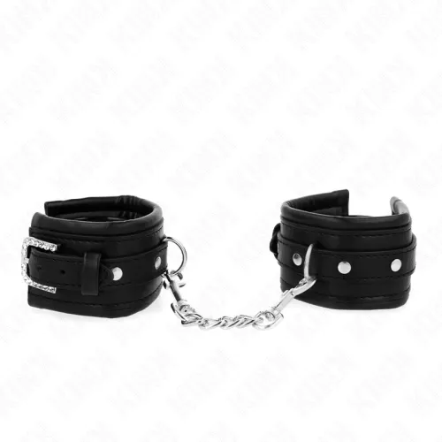Schwarze Lederhandschellen mit Kette und Schnallen auf weißem Hintergrund.