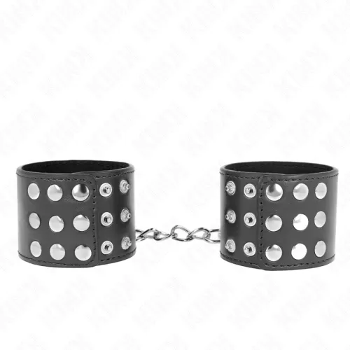 Schwarze Leder-Handfesseln mit silbernen Nieten und Kette verbunden, auf weißem Hintergrund.