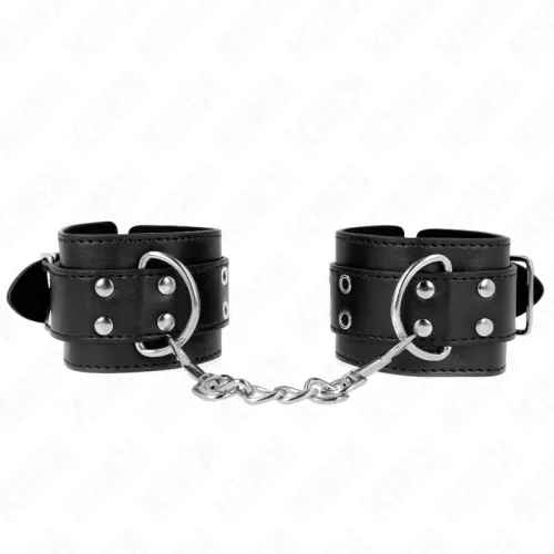 Schwarze Leder-Handfesseln mit Metallkette und Nieten, auf weißem Hintergrund.
