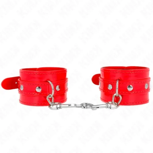 Rote Handfesseln aus Leder mit Metallnieten und Kette, auf weißem Hintergrund.