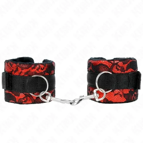 Rote und schwarze Handfesseln mit Spitze und Metallringen, verbunden durch einen Karabinerhaken.